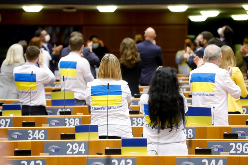 Europarlamentari, cu tricouri cu mesajul ”StandWithUkraine” în semn de susținere față de țara bombardată de Rusia | Foto: EPA