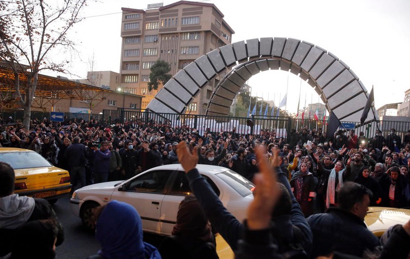Presa iraniană se alătură protestatarilor și critică puterea de la Teheran: ”Cereți-vă scuze și dați-vă demisia!”
