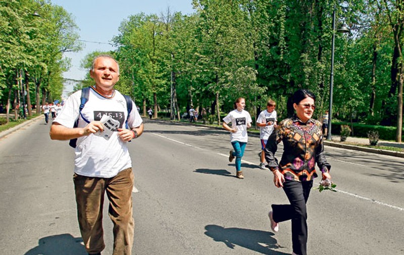 La 65 de ani, Ecaterina Andronescu a alergat 3 km în pantaloni şi cămaşă: «Nici nu am adidaşi în casă»