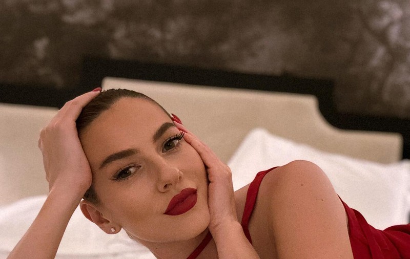 Lidia Buble a pozat fără sutien, iar fanii au reacționat. Ce tatuaj ascunde artista pe corp
