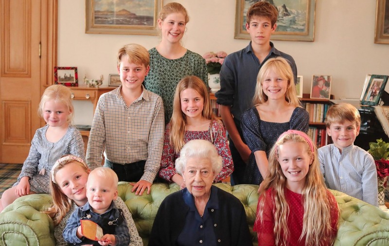 Familia regală britanică, din nou sub atenția agențiilor foto. Editări făcute la o imagine cu regina Elisabeta a II-a