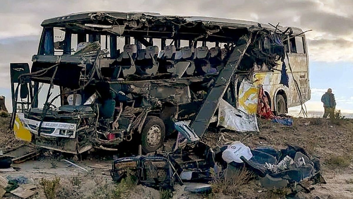 Unul din autobuzele implicat în accidentdul din Bolivia, cu scaune căzute pe jos și fără partea dreaptă a vehicului, 2 martie 2025