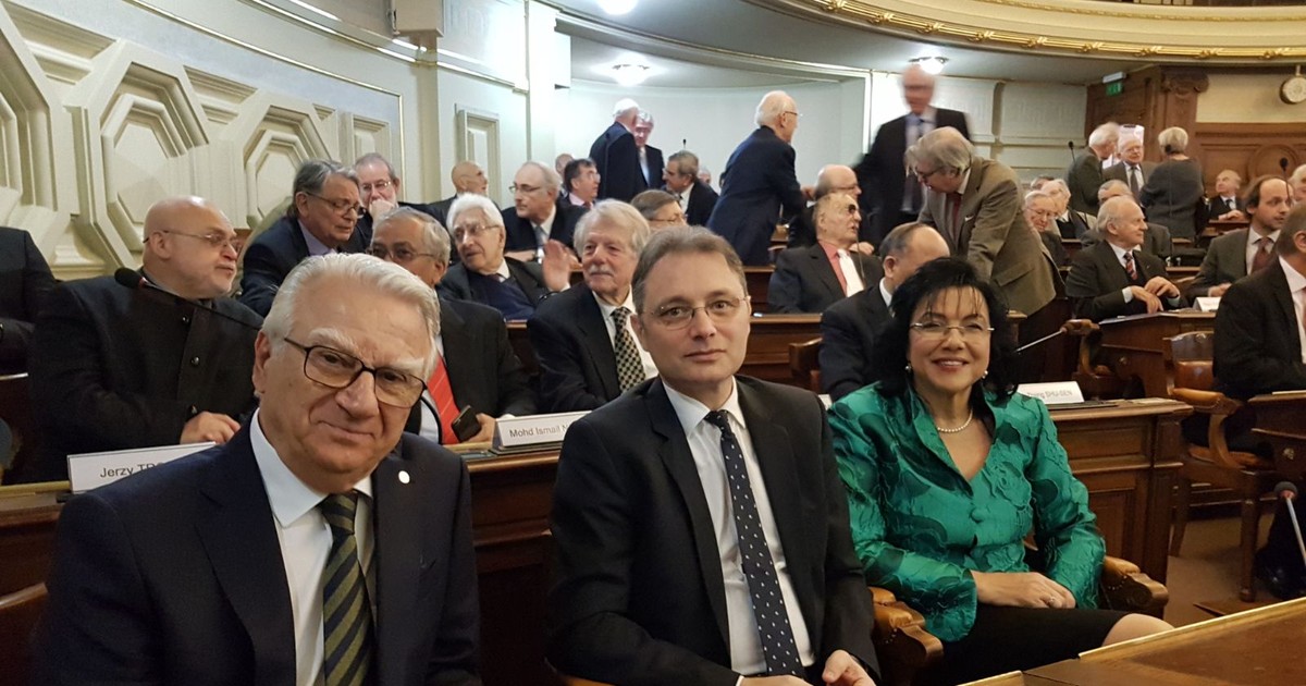 Academicianul Victor Voicu, ambasadorul României la Paris, Luca Niculescu, și profesorul doctor Maria Dorobanțu