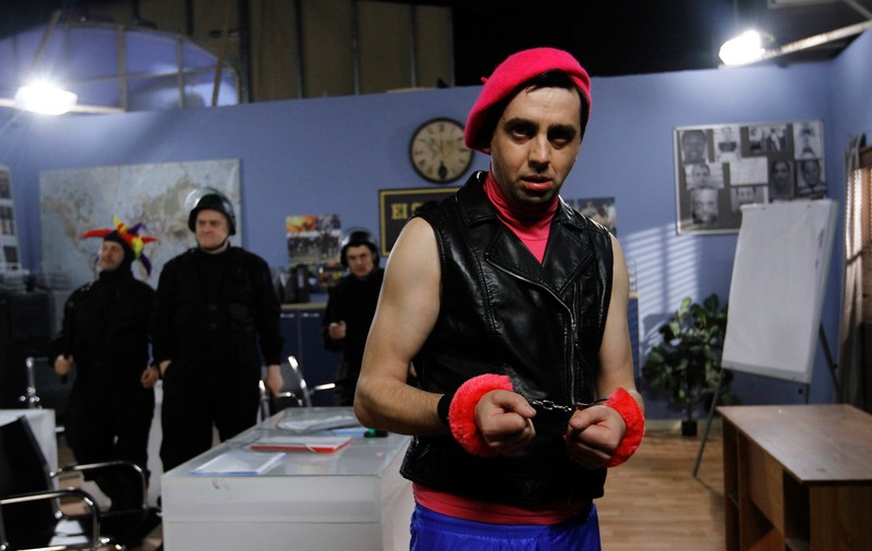 Actorul Cosmin Natanticu, BĂTUT DE COLEGI, la filmări | FOTO