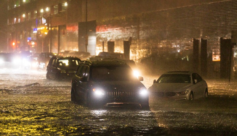 epa09442157 Cars stuck on a street flooded by heavy rain as remnants of Hurricane Ida hit the area in the Queens borough of New York, New York, USA, 01 September 2021. EPA-EFE/JUSTIN LANE