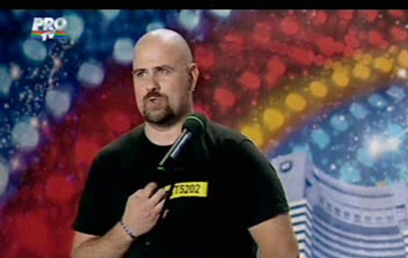 Te înspăimântă cu înfăţişarea de rocker dur, dar în realitate este un mieluşel! Iată ce a cântat la ”Românii au talent”!