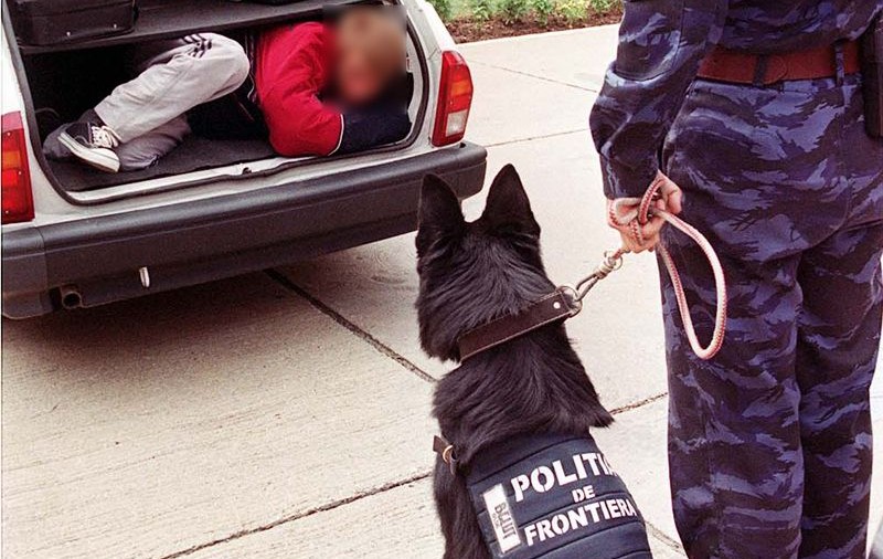 Două basarabence s-au ascuns printre bagaje pentru a trece graniţa