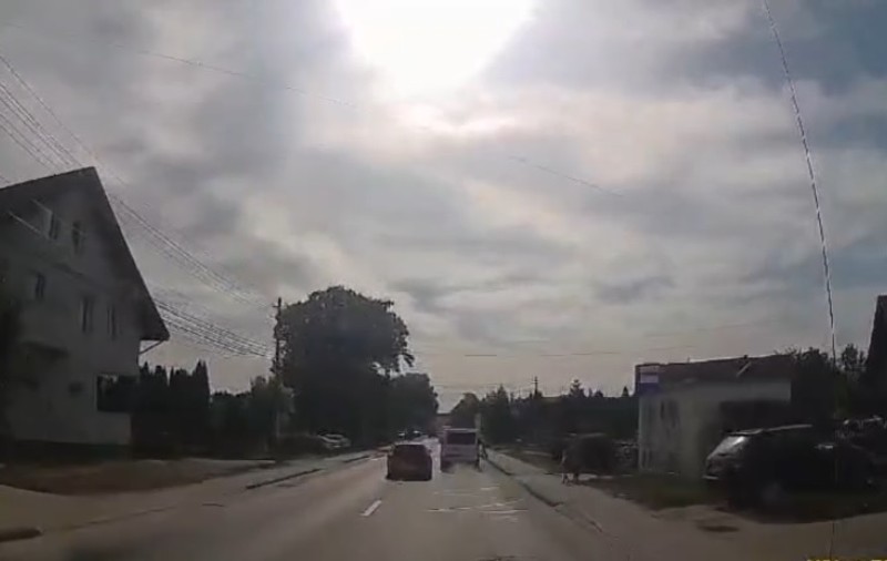 Șofer din Suceava, la un pas să lovească un copil pe trecerea de pietoni, după o depășire periculoasă. Momentul a fost filmat. VIDEO