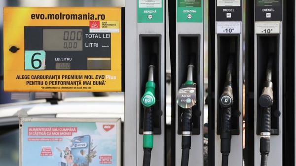 Imaginea prezintă detaliul unei pompe de alimentare dintr-o stație de carburanți, evidențiind pistoalele pentru benzină și motorină alături de ecranul digital de afișare a costului și litrajului. Foto: Libertatea/ Dumitru Angelescu