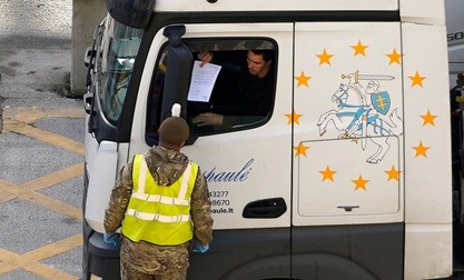 Șoferii de TIR sunt obligați să prezinte un rezultat negativ la un test COVID-19 efectuat cu cel mult 72 de ore în urmă. Foto: Profimedia Images