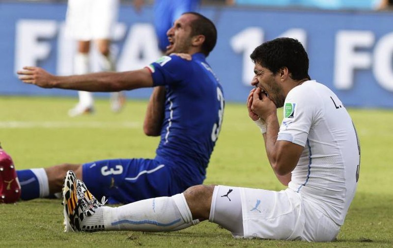 Gestul frumos făcut de COECHIPIERII "CANIBALULUI" LUIS SUAREZ, după SUSPENDAREA LUI la MONDIALE, înainte de MECIUL CONTRA COLUMBIEI! FOTO