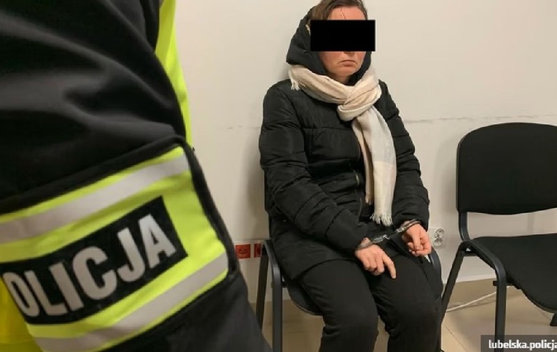 O mamă își tortura fiica de 9 ani pentru a încasa banii de tratament, în Polonia. Ce pedeapsă riscă