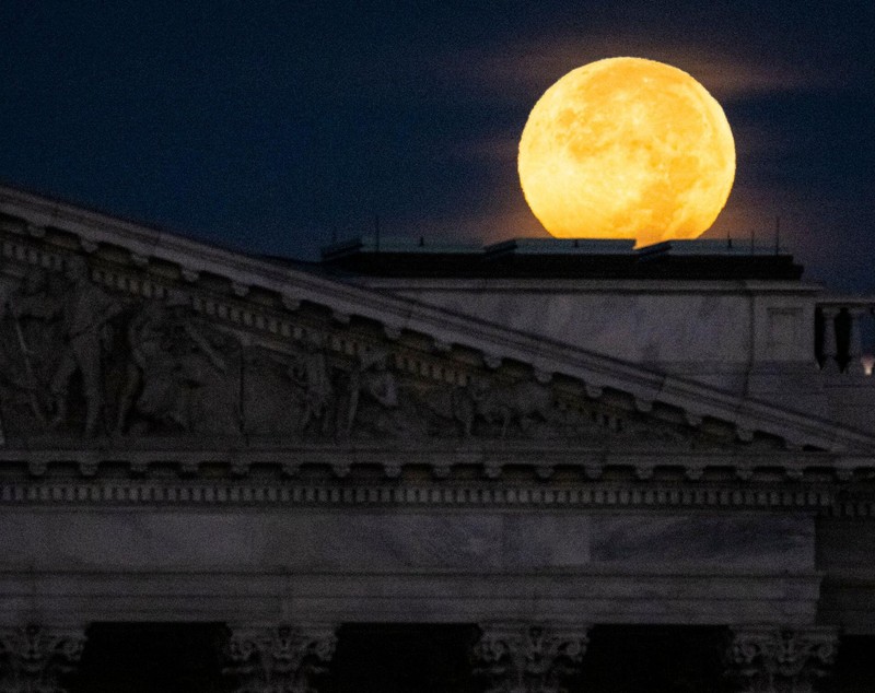 Imagini unice cu Luna Vânătorului, cea mai mare și mai strălucitoare superlună din 2024