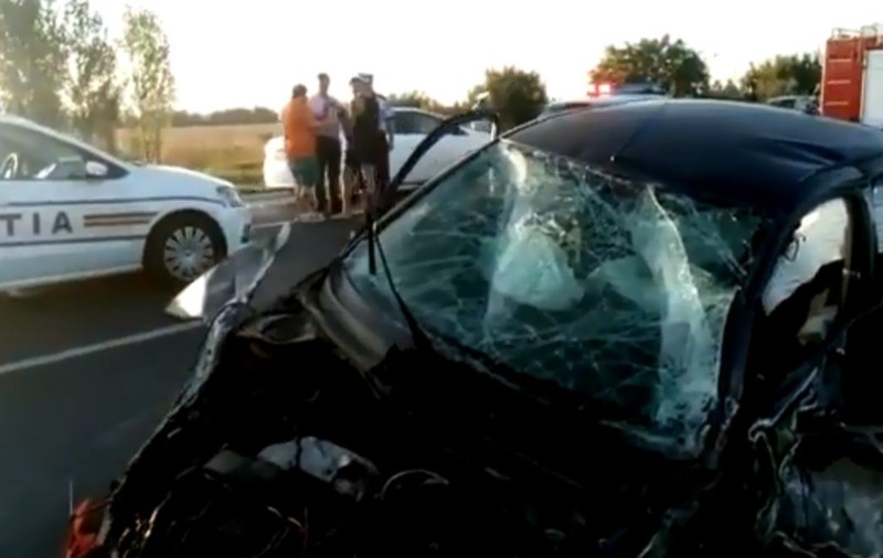 O persoană a murit și alte patru au fost rănite într-un accident produs în Vrancea. Trei mașini implicate