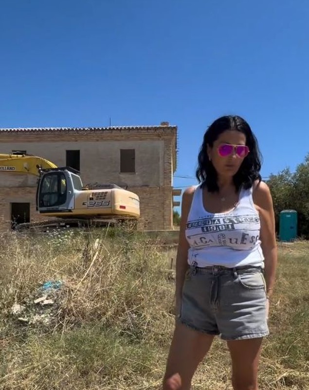 Imagini cu Gabriela Cristea și Tavi Clonda pe șantier. A început demolarea casei din Italia