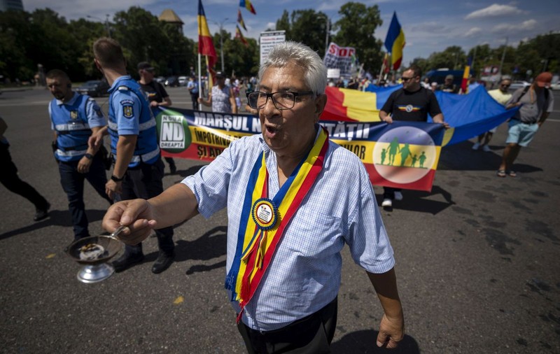 Un marș al „normalității”, cu Diana Șoșoacă în frunte, a avut loc în București. A început cu „Tatăl Nostru”, și s-au cântat imnuri religioase