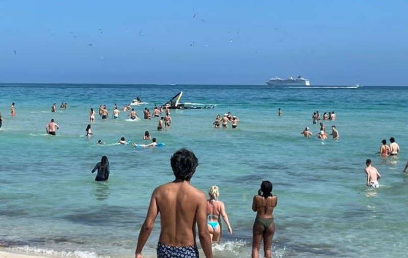 Un elicopter s-a prăbușit în apă, la câțiva metri de oamenii care înotau. Imagini dramatice de pe o plajă din Miami