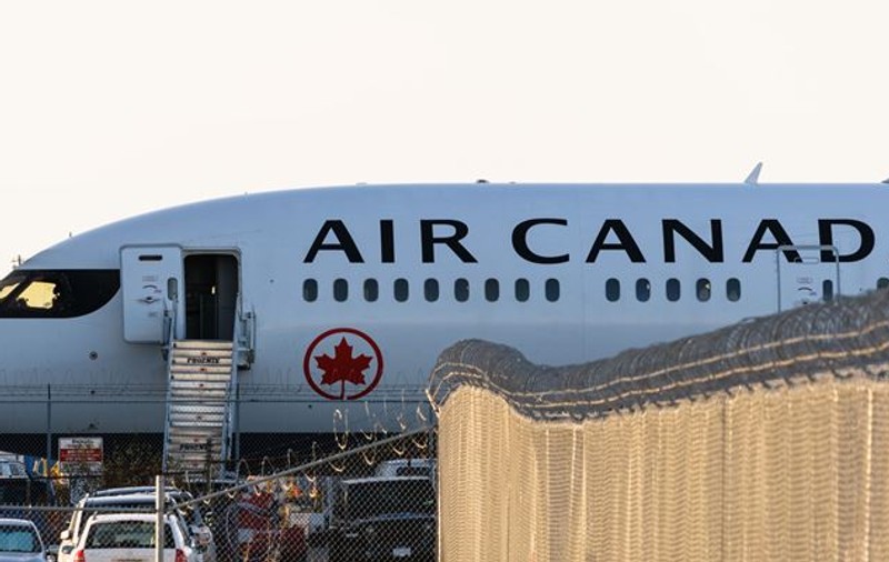 Un pasager s-a urcat la Toronto într-un Boeing 777, apoi a deschis o ușă și a căzut din avion