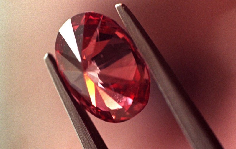 Diamante roşii, scoase la vânzare pentru sume fabuloase 