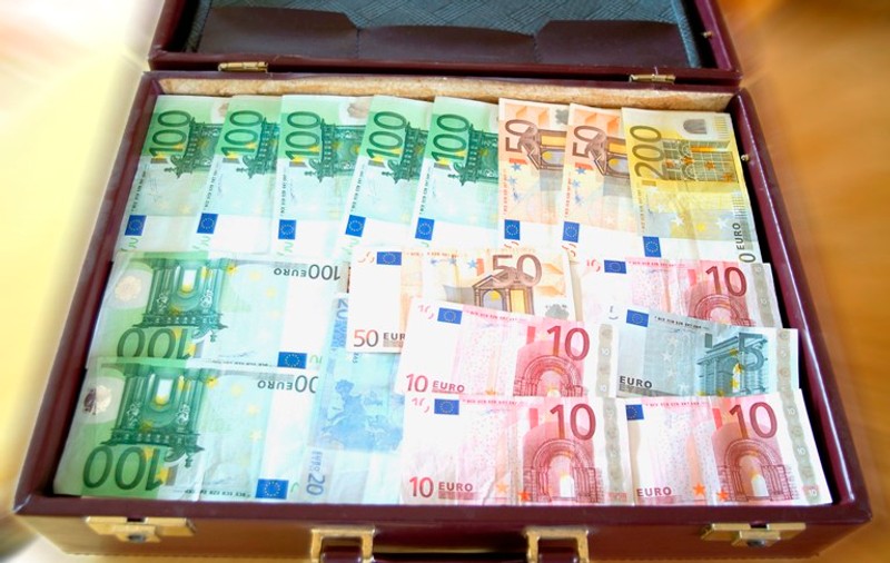 O femeie din Vatra Dornei, călcată de hoți de Revelion. I-au furat 56.000 de lei