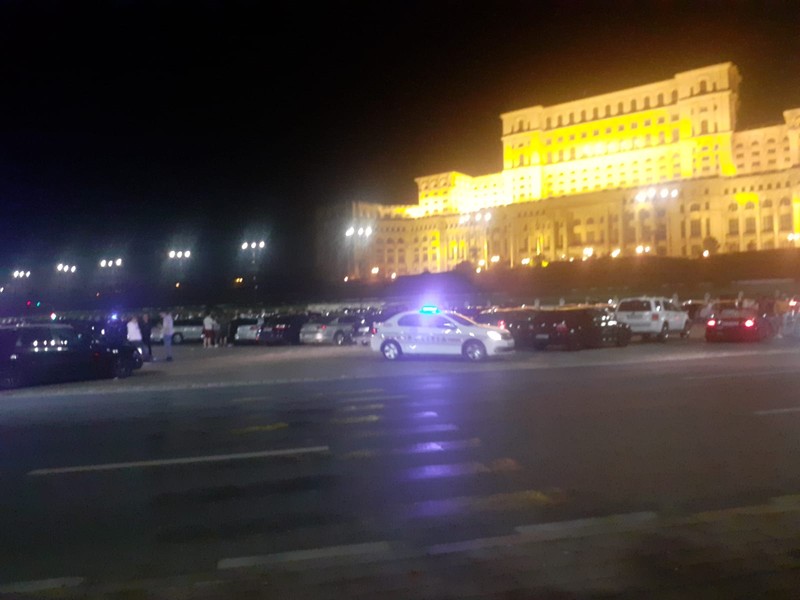 Piața Constituției sâmbătă seara
