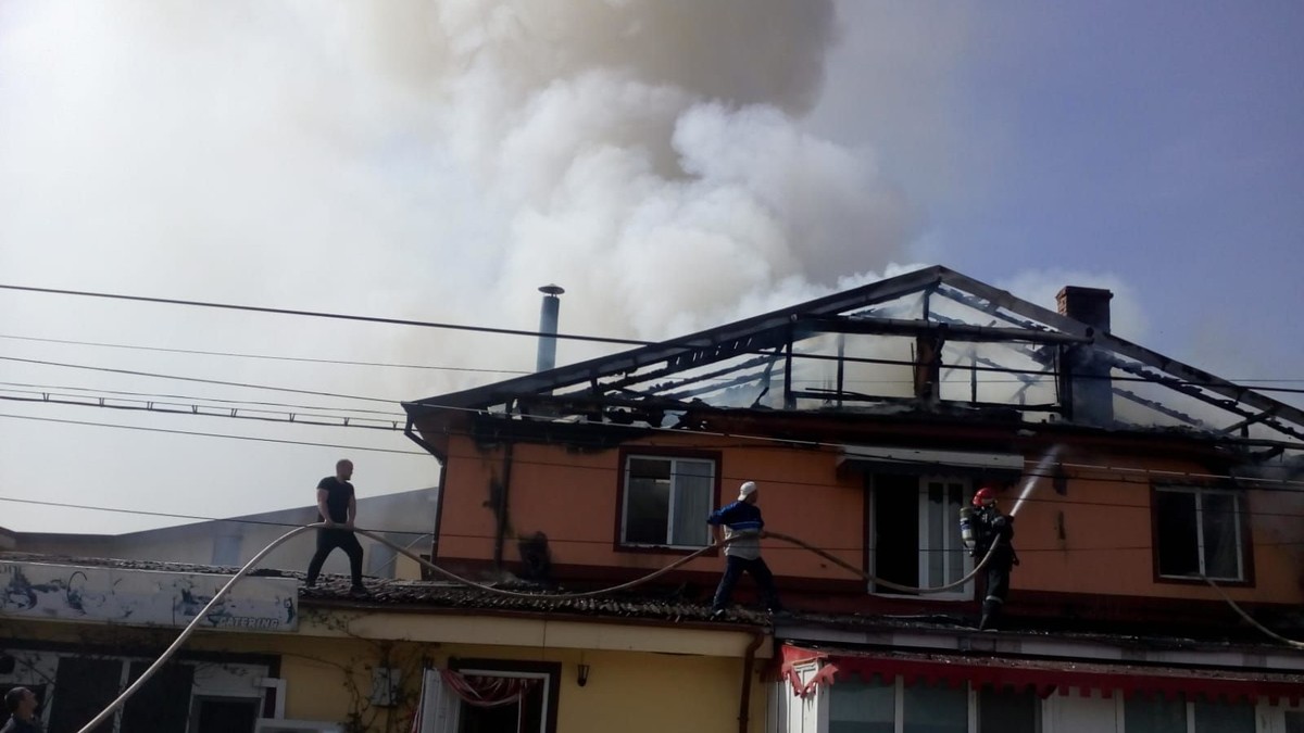 O pensiune restaurant din Vrancea a fost cuprinsă de flăcări. Invervenția pompierilor este extrem de dificilă