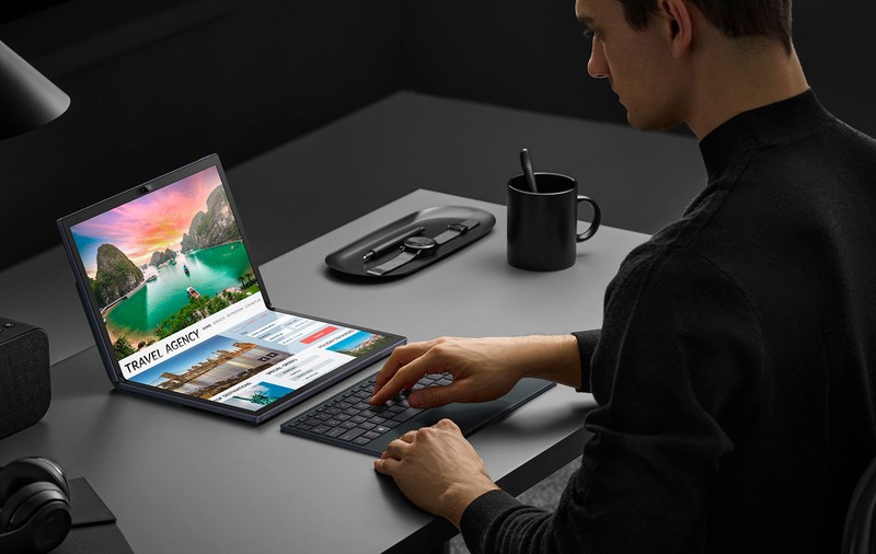 Zenbook 17 Fold OLED (UX9702): ecran de 17 inch într-un laptop mai mic decât o foaie A4
