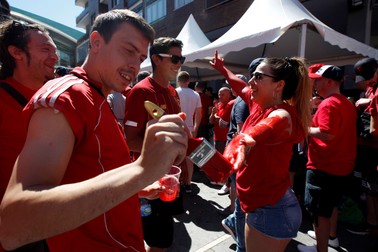 epa07617355 Liverpool soccer fans gather at Felipe II square in Madrid, Spain, 01 June 2019. A fan zone has been placed at the square for Liverpool fans to gather before heading to the Wanda Metropolitano Stadium to attend the 2019 Champions League Final. Tottenham Hotspur and Liverpool FC will play the 2019 UEFA Champions League final at the Wanda Metropolitano stadium in Madrid in the evening. EPA-EFE/EDUARDO OYANA