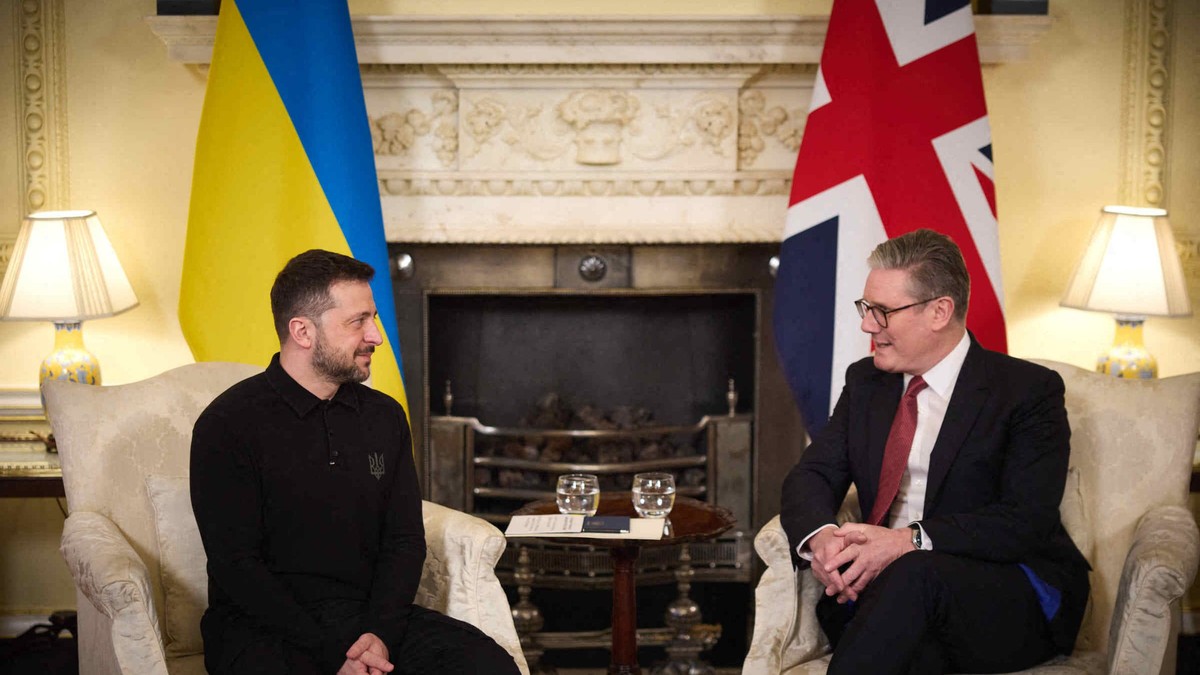 Volodimir Zelenski (stânga) și Keir Starmer surprinși în timpul unei discuții la Downing Street 10. Imagine cu caracter ilustrativ Foto: Hepta