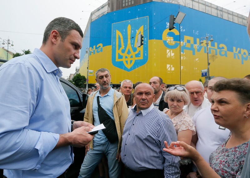 epa04228373 Ukrainian former boxing champion and possible future Kiev mayor, Vitali Klitschko, speaks with people not far from a barricade near Maydan in Kiev, Ukraine, 27 May 2014. Vitali Klitschko has declared that he would like to see the barricades erected around the capital's Independence Square during demonstrations against now-ousted president Viktor Yanukovych to be dismantled. During three months of protests centred on Maidan, protesters declared the desire of many Ukrainians for closer ties to the West. The demonstrations were a key factor in destabilizing Yanukovych, who fled Ukraine in Februar 2014. EPA/SERGEY DOLZHENKO