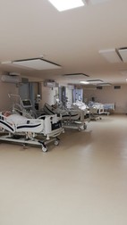 O altă fotografie făcută tot luni, 18 octombrie, în același spital. Paturile sunt ocupate cu bolnavi de COVID. Am blurat numele pacienților care sunt scrise pe foile de hârtie de la capătul patului.