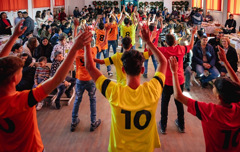 Tricourile unor fotbaliști, printre care al lui Octavian Popescu de la FCSB, licitate la târgul de Crăciun al liceului din Nucet. S-au strâns bani pentru reparații la acoperiș