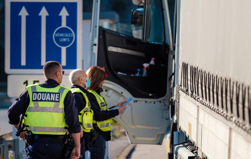 Mărturia șoferului român de TIR arestat în Franța, pentru contrabandă: „Mi-au pus o armă la tâmplă, au zis că mă ucid”