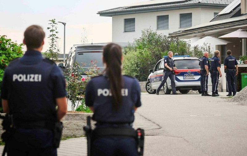 Doi români au murit în Austria după ce platforma pe care lucrau s-a prăbușit într-un puț de lift