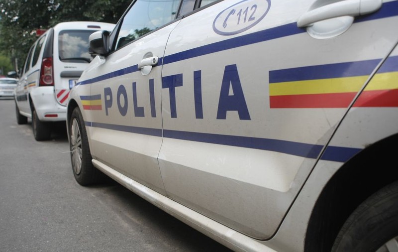 Unei jurnaliste i-au fost sparte anvelopele mașinii, în fața unei secții de votare din Dâmbovița. S-a întâmplat în comuna cu cea mai mare prezență la vot din județ