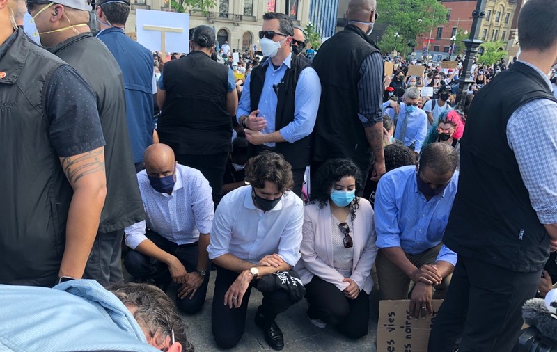 Premierul canadian Justin Trudeau a îngenuncheat la manifestația contra rasismului de la Ottawa