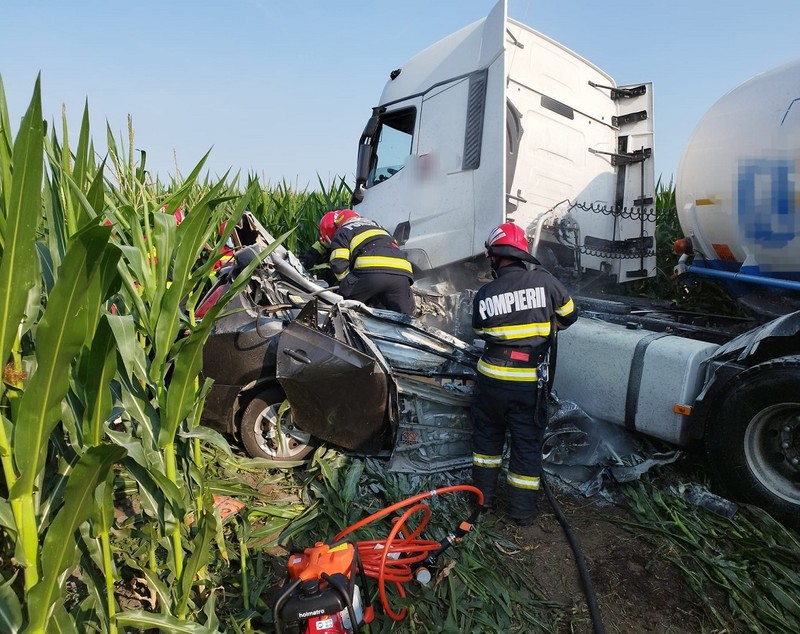 Autoturism strivit și târât zeci de metri într-un lan de porumb, după impactul cu o cisternă, în Ialomița. Șoferul a murit pe loc
