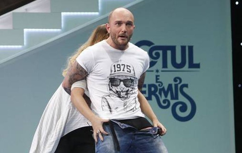 Cătălin Bordea VREA O NOAPTE ÎNTREAGĂ CU OANA ROMAN