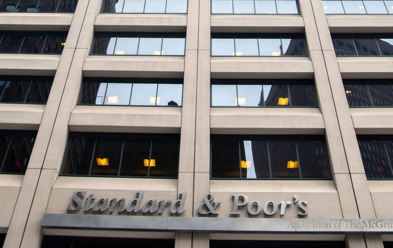 România așteaptă cu nerăbdare anunțul agenției Standard & Poor’s (S&P), care va decide vineri, 2 octombrie, după închiderea piețelor, dacă ratingul suveran al țării va rămâne la nivelul BBB-