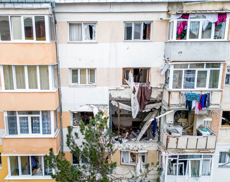 Explozie puternică într-un bloc din Suceava. Locatarii au fost evacuați, trei persoane sunt rănite