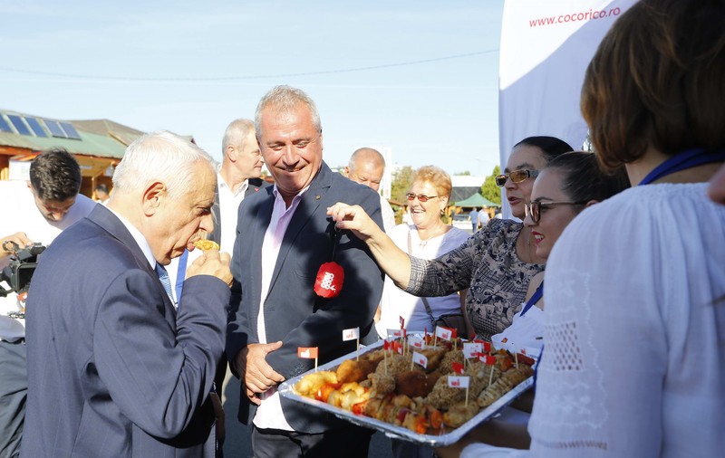 FOTOREPORTAJ/ Daea și-a cumpărat la un târg de la Buzău o căsuță artizanală, săpun de lavandă, turtă dulce, dar și ceapă și usturoi. A refuzat, în schimb, o sticlă de coniac de nuci