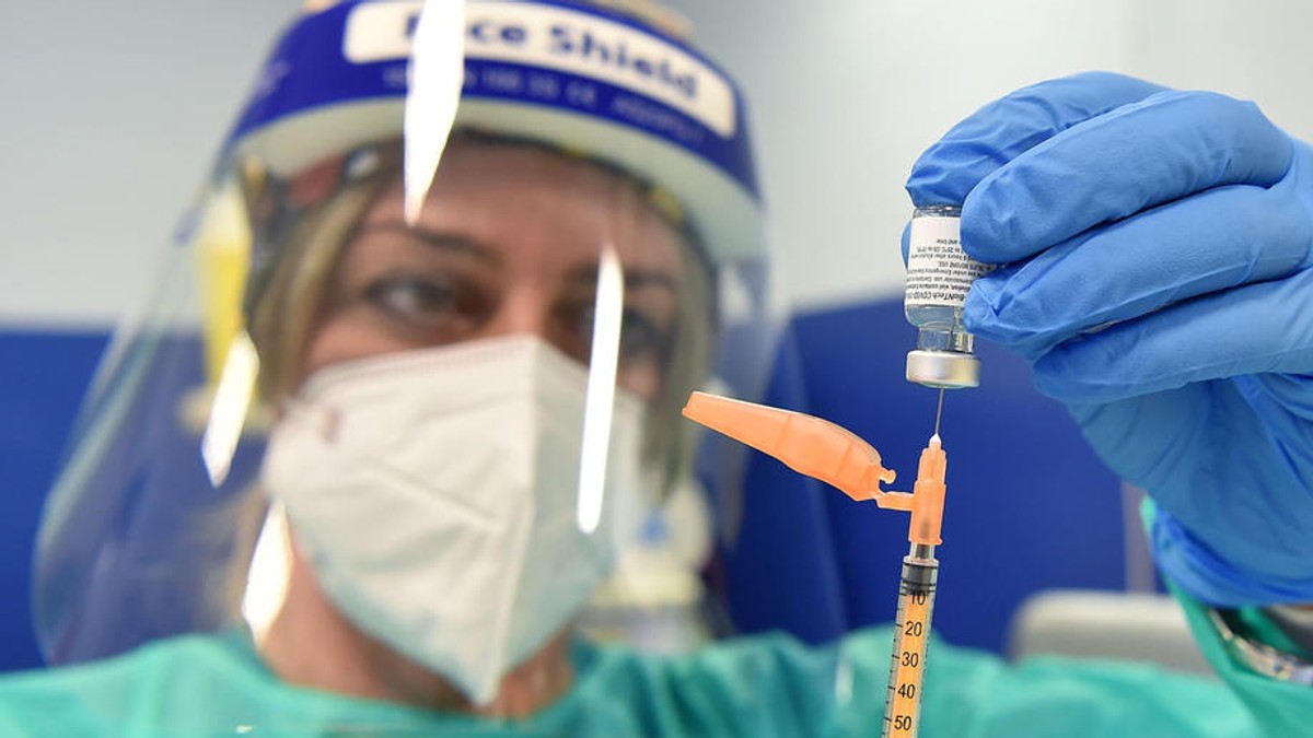 Șeful BioNTech critică Uniunea Europeană că nu a comandat suficient vaccin anti-COVID (foto EPA)