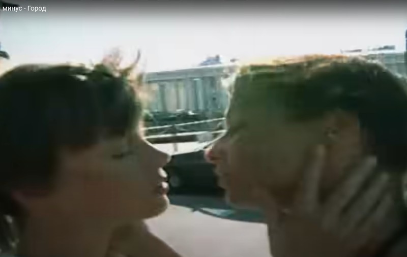 Un post TV deținut de Gazprom a fost amendat pentru „propagandă LGBT" din cauză că a difuzat un clip din anii '90 cu un sărut între două femei | VIDEO