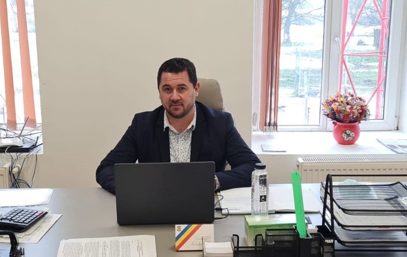 Primarul unei comune din Giurgiu, acuzat că a dat elevii unei școli afară din tabără ca să meargă el și familia sa