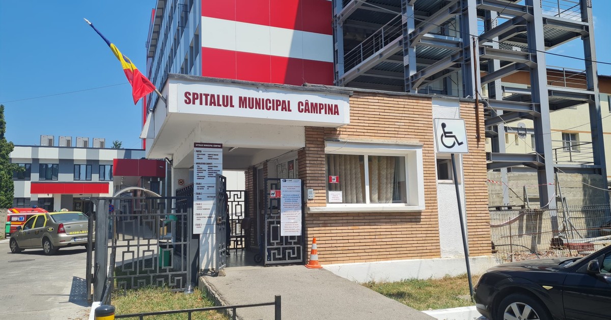 fațada și poarta de intrare a Spitalului Municipal Câmpina