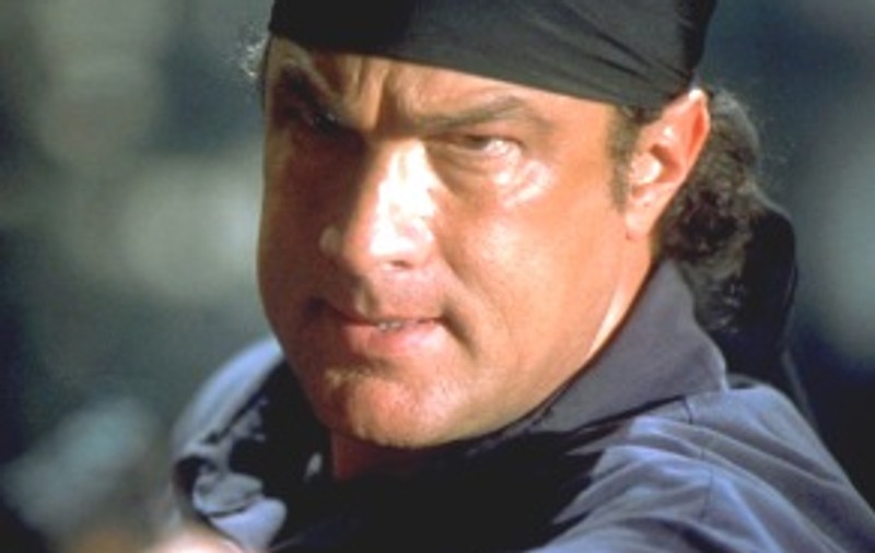 Steven Seagal, acuzat că dă bătaie ”pe bune” la filmări
