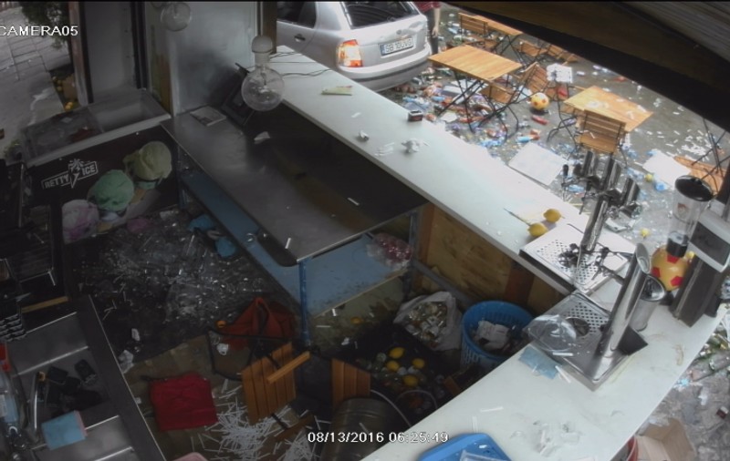 Un tânăr de 18 ani a distrus o pizzerie din Sibiu. Totul a fost surprins de camerele de supraveghere | VIDEO