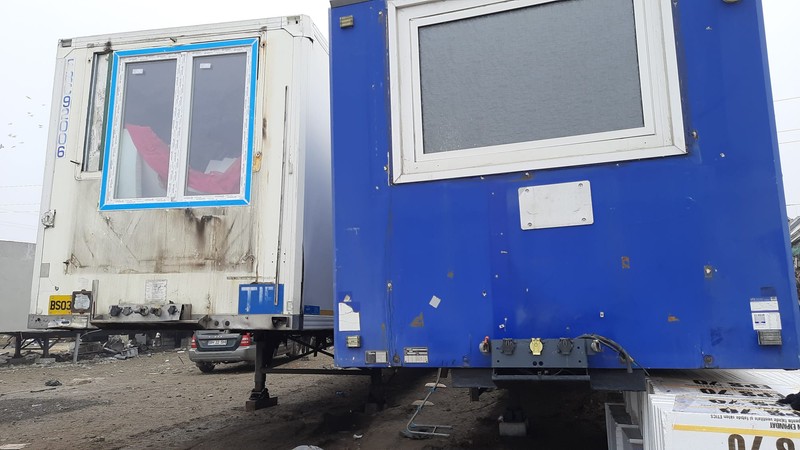 Containerele unde locuiesc zeci de oameni sunt pe roți. Unele au scări de lemn instalate, altele nu. Primăria spune că va instala la toate.&nbsp;