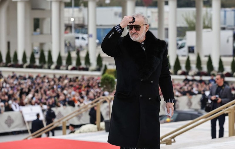 Cum și-a făcut apariția Gigi Becali la ceremonia de sfințire a Catedralei Mântuirii Neamului. Toți ochii au fost ațintiți asupra lui