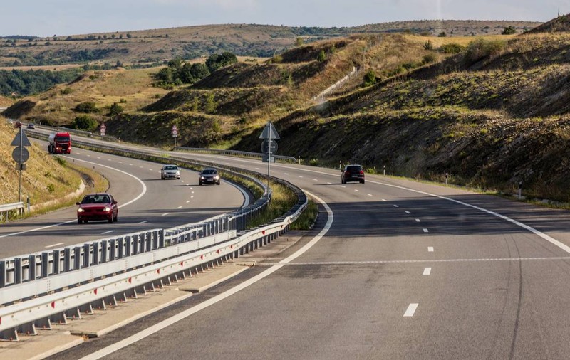 Numărul de înmatriculare devine „invizibil”. Dispozitivul folosit de șoferi pentru a scăpa de radar, în Bulgaria